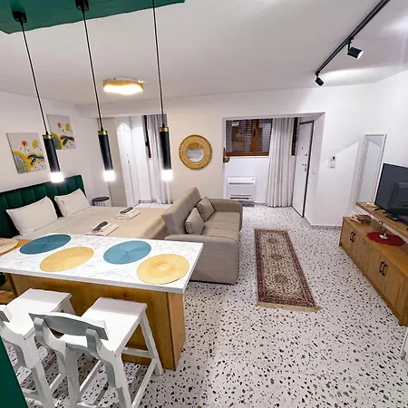 Lovely 1 Apartment *